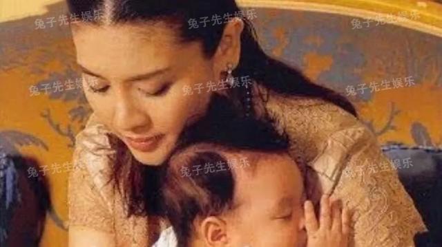 媽媽，你別走…泰國國王第3任妻子被押上警車，與兒子跪地痛哭，這一幕令人心碎，太淒涼！