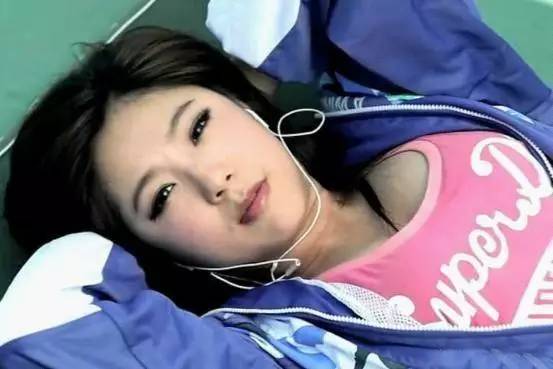 小姑娘出門也不注意點，旁邊人真是一飽眼福了 ！