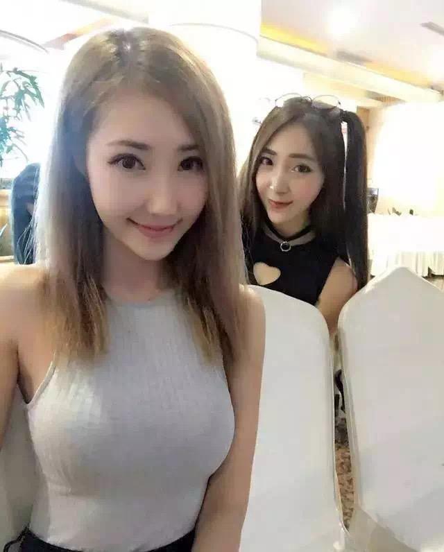 小姑娘出門也不注意點，旁邊人真是一飽眼福了 ！