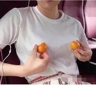 小姑娘出門也不注意點，旁邊人真是一飽眼福了 ！