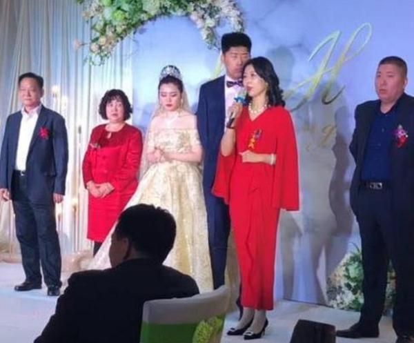 「最年輕的婆婆」走紅網路，鏡頭拉近看到新娘眼神，網友不淡定了！