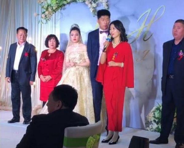 「最年輕的婆婆」走紅網路，鏡頭拉近看到新娘眼神，網友不淡定了！