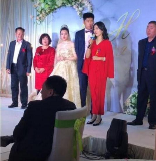 「最年輕的婆婆」走紅網路，鏡頭拉近看到新娘眼神，網友不淡定了！