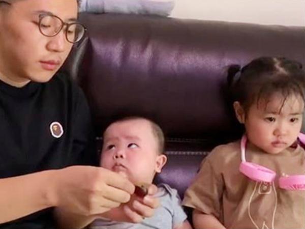 女兒奴爸爸餵飯走紅！「隔著兒子餵女兒」史上最遠距離，網笑翻：表情太真實！