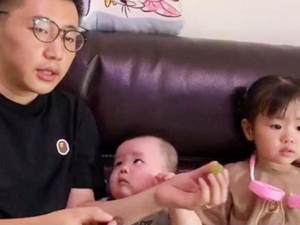 女兒奴爸爸餵飯走紅！「隔著兒子餵女兒」史上最遠距離，網笑翻：表情太真實！