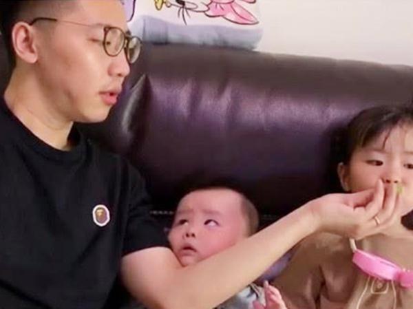 女兒奴爸爸餵飯走紅！「隔著兒子餵女兒」史上最遠距離，網笑翻：表情太真實！