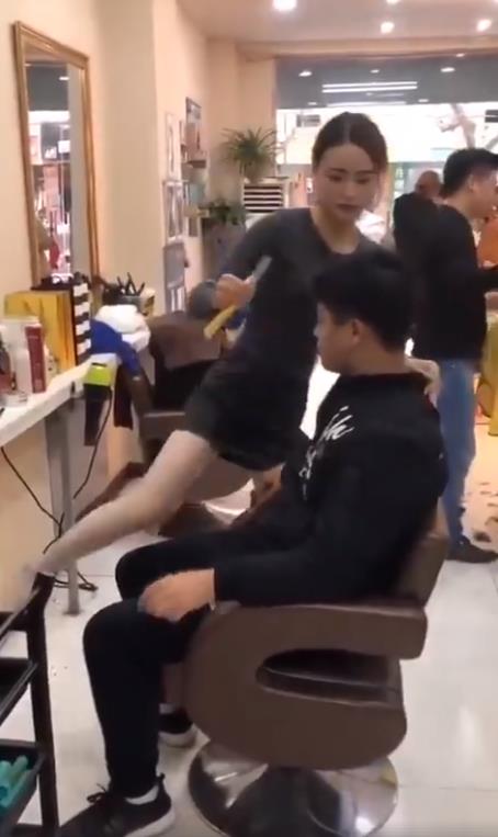 男子剪髮突然遇好康，難怪理髮店生意那麼好！ 