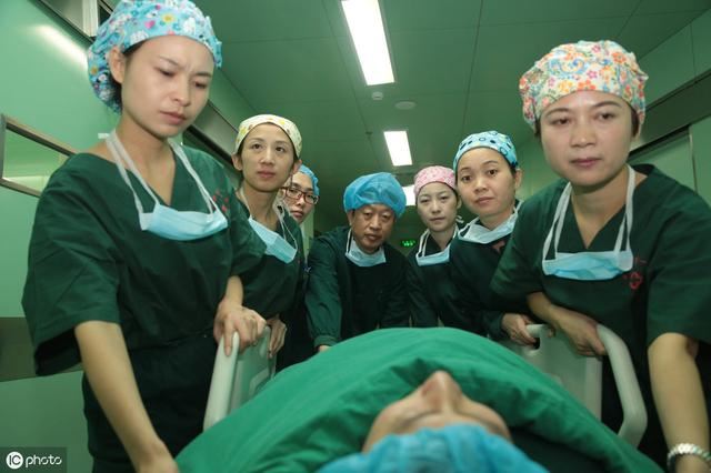 27歲女子，凌晨因胃癌離世，父親痛悔：都是我的錯，沒能勸阻改掉！