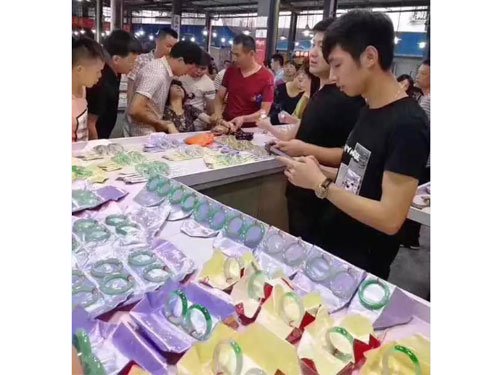 這個大媽開心試戴135萬玉鐲卻不小心手滑，下一秒看著玉鐲斷成兩截「她當場受驚嚇暈」！ 