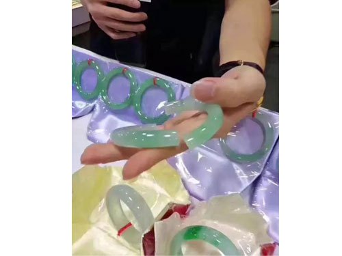 這個大媽開心試戴135萬玉鐲卻不小心手滑，下一秒看著玉鐲斷成兩截「她當場受驚嚇暈」！ 