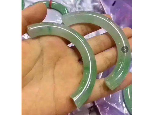這個大媽開心試戴135萬玉鐲卻不小心手滑，下一秒看著玉鐲斷成兩截「她當場受驚嚇暈」！ 
