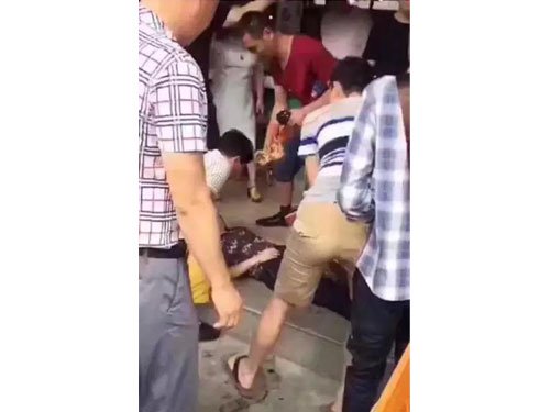 這個大媽開心試戴135萬玉鐲卻不小心手滑，下一秒看著玉鐲斷成兩截「她當場受驚嚇暈」！ 