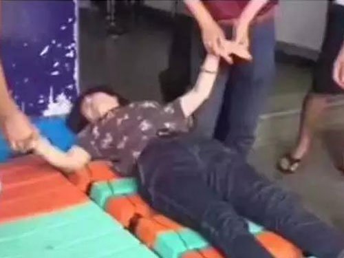 這個大媽開心試戴135萬玉鐲卻不小心手滑，下一秒看著玉鐲斷成兩截「她當場受驚嚇暈」！ 