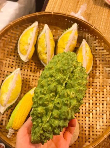 史上最有味道的錢包！　泰國必敗「仿真榴槤包」引萬人瘋買：背起來真香～