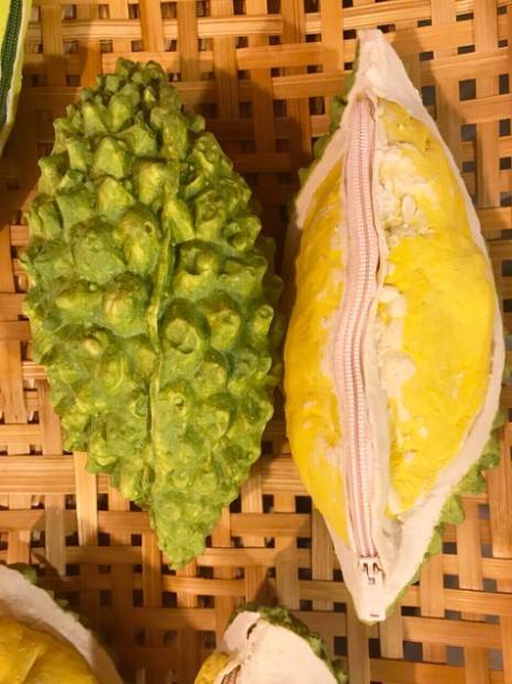 史上最有味道的錢包！　泰國必敗「仿真榴槤包」引萬人瘋買：背起來真香～