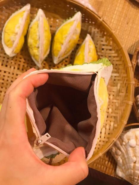 史上最有味道的錢包！　泰國必敗「仿真榴槤包」引萬人瘋買：背起來真香～
