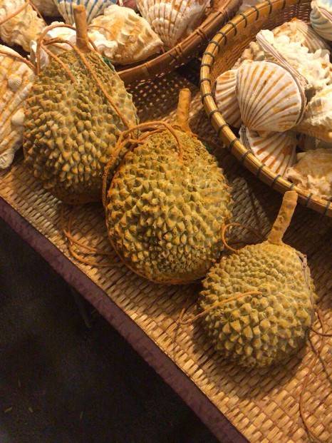史上最有味道的錢包！　泰國必敗「仿真榴槤包」引萬人瘋買：背起來真香～