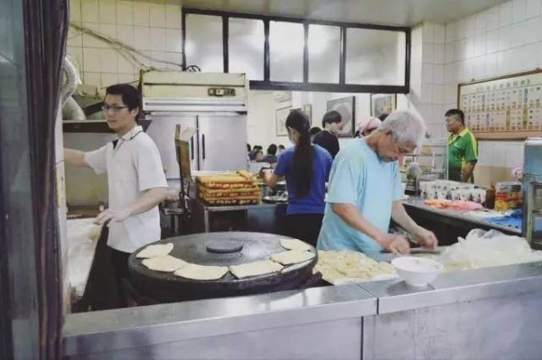賣早餐錯了嗎？媽媽跟女兒說「不讀書就要早起上班」店員超無奈　網友怒喊：有種不要吃早餐