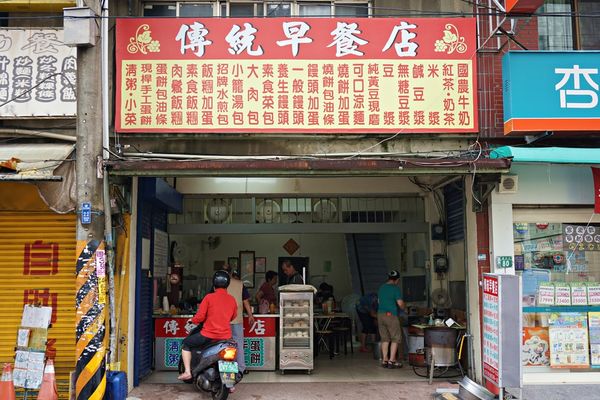 賣早餐錯了嗎？媽媽跟女兒說「不讀書就要早起上班」店員超無奈　網友怒喊：有種不要吃早餐