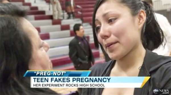17歲女高中生未婚懷孕慘遭全校霸凌，半年後當她把孩子拿出來時全校師生頭低到不行！ 