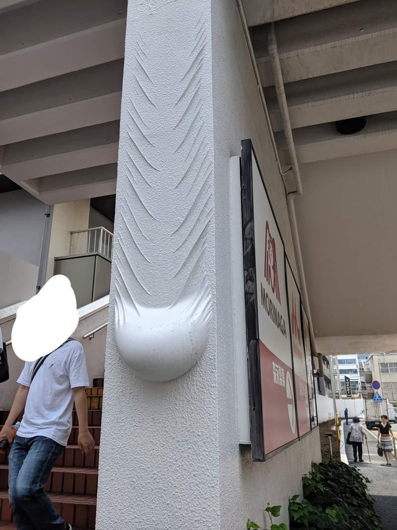 牆壁上出現「不明突起物」激發好奇心，他伸手碰一下：觸感Q彈軟軟的…！
