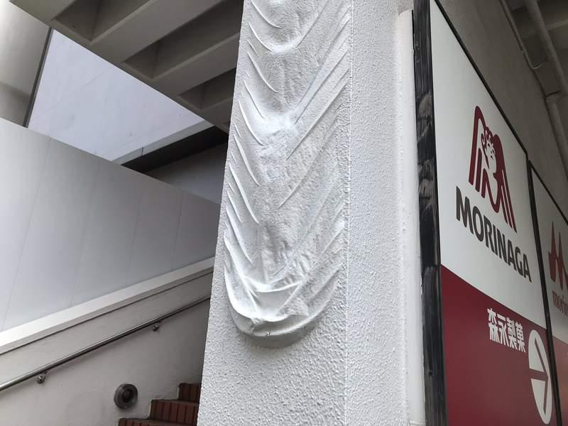 牆壁上出現「不明突起物」激發好奇心，他伸手碰一下：觸感Q彈軟軟的…！