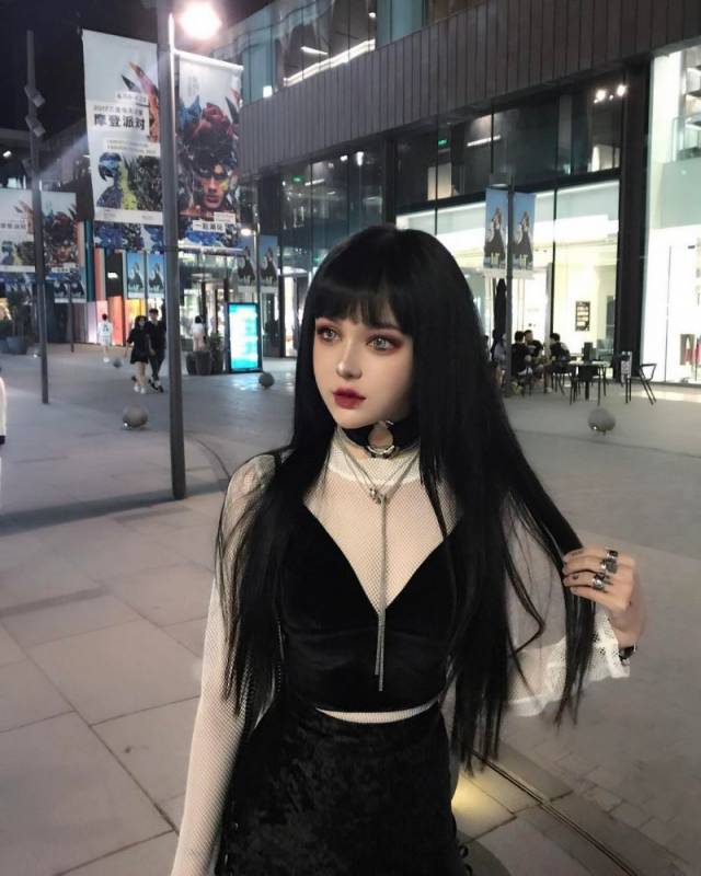 現實版「暗黑芭比」 ，從未整容只靠化妝！卸完妝讓人心肌梗塞！