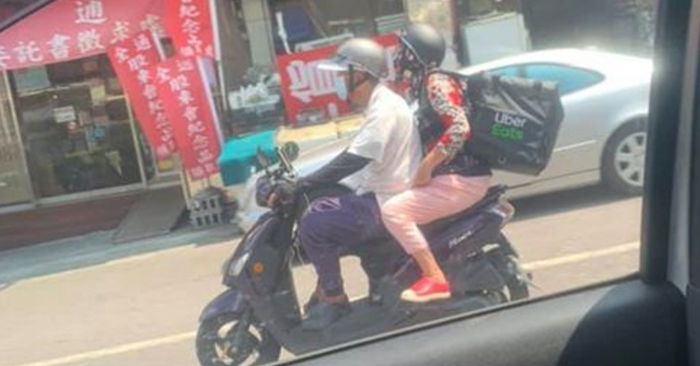 看了好鼻酸 ! 外送平台夯老夫妻騎車組隊外送「為了生活再老也要拼咩」！
