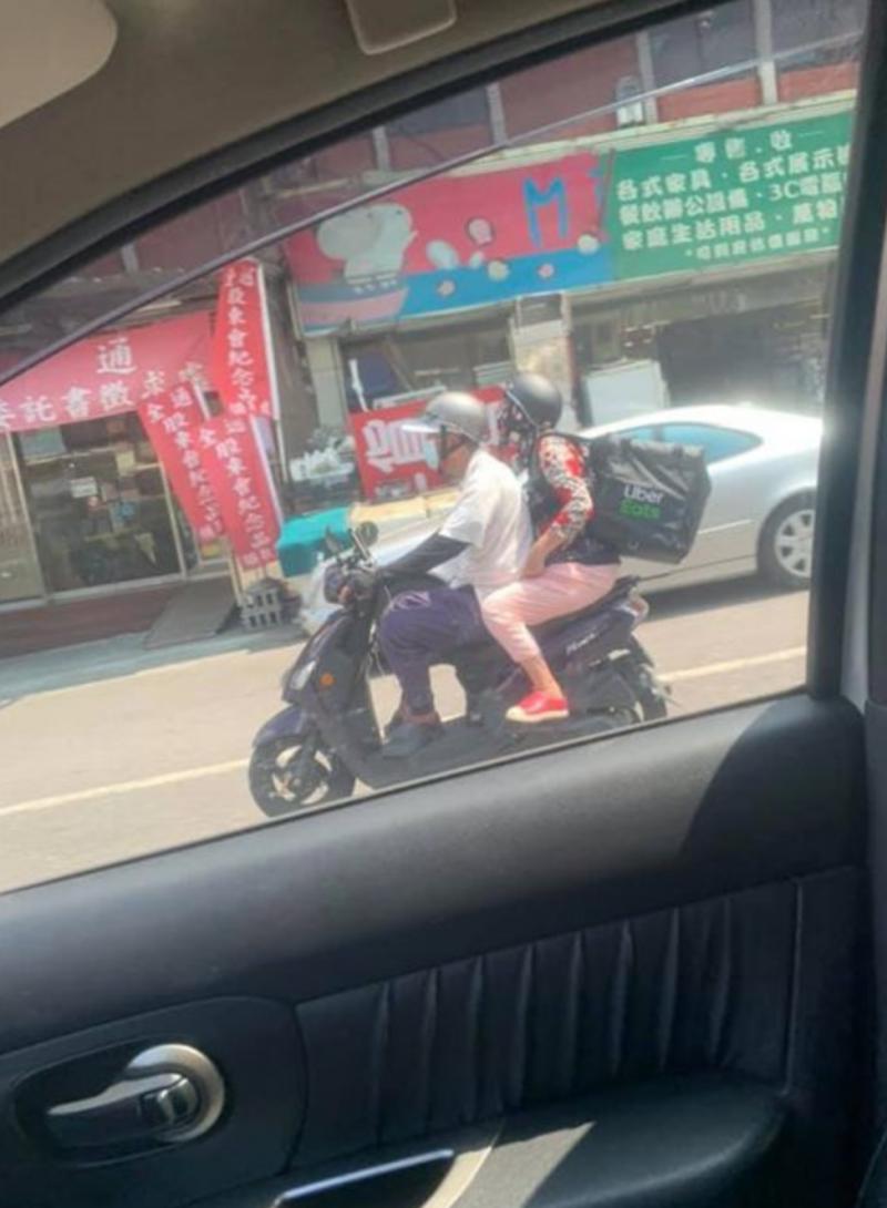 看了好鼻酸 ! 外送平台夯老夫妻騎車組隊外送「為了生活再老也要拼咩」！