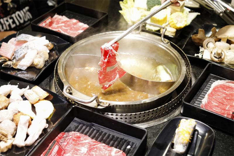 情侶吃火鍋1015元「男掏1千、女出50」，他拿找零買飲料竟成分手導火線！