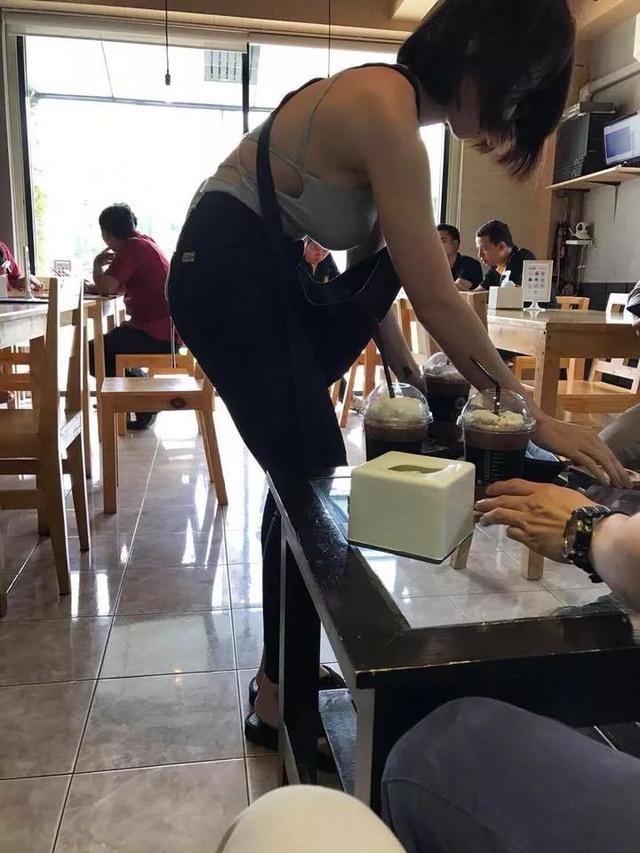 他去「 C杯咖啡館 」，沒想到女店員正面轉過來巨聚人心，店名要升級吧！