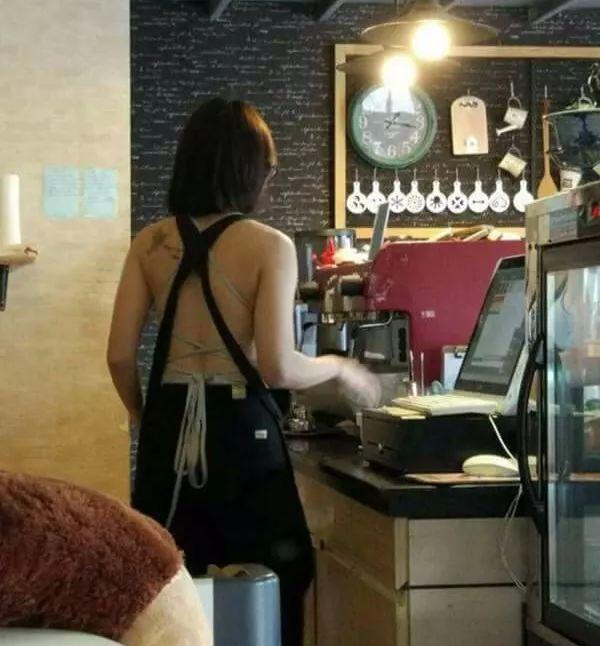 他去「 C杯咖啡館 」，沒想到女店員正面轉過來巨聚人心，店名要升級吧！