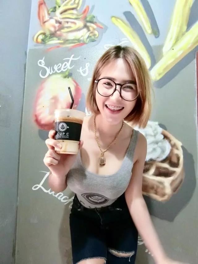 他去「 C杯咖啡館 」，沒想到女店員正面轉過來巨聚人心，店名要升級吧！