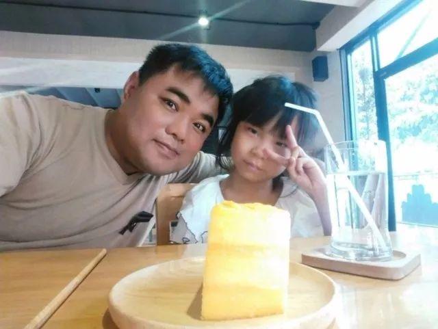 他去「 C杯咖啡館 」，沒想到女店員正面轉過來巨聚人心，店名要升級吧！