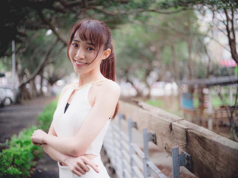 真是可遇不可求！「陳巧玟Bobi」完美微笑放電無限，逆天美腿只看一眼都能回味無窮！