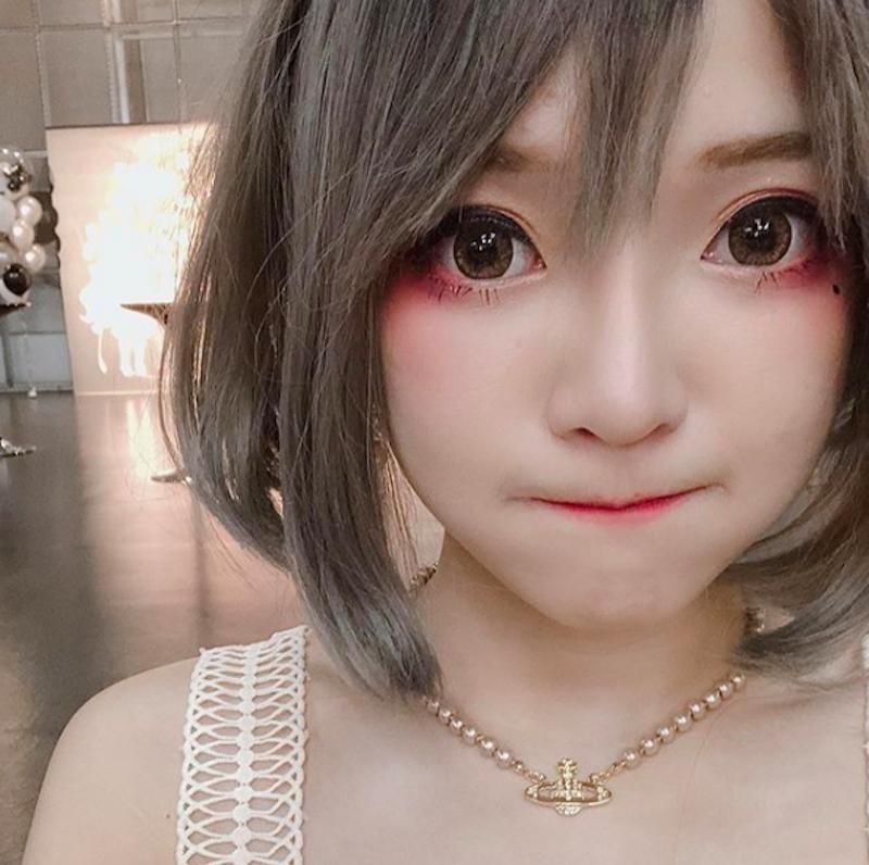 天氣太熱就要這樣穿！超人氣網美「DenKa周荀」大方外露，果然真的很需要透透氣呢！