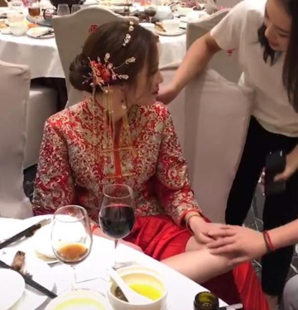 抖音「最倡狂新娘」火遍全網，看看她腿放的位置，網友：新郎自求多福！