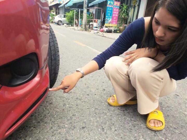 與正妹擦撞...男車主下車拍凹陷照！「飽滿刮痕一線天」亮點狂洩...網友全歪樓 