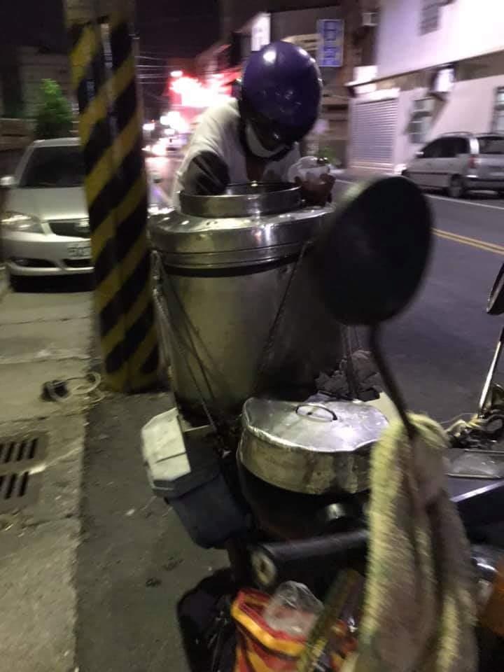 83歲阿公晚上四處騎車兜售叭噗冰，網友不忍辛苦全包了：我想起在天上的阿祖