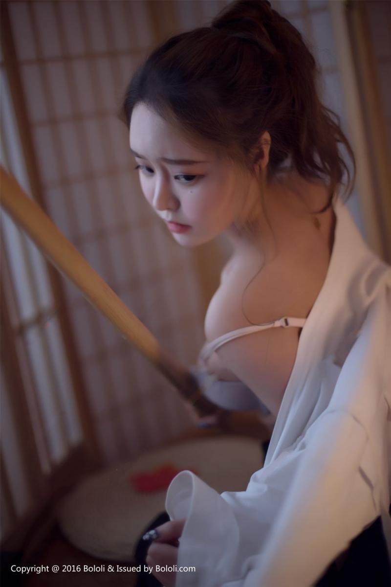 日系劍道服少女「柳侑綺」邀你喝茶，渾圓雪白的半露曲線，看來喝的是奶茶！