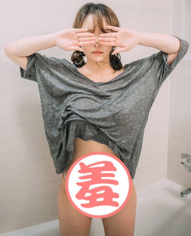 日系劍道服少女「柳侑綺」邀你喝茶，渾圓雪白的半露曲線，看來喝的是奶茶！