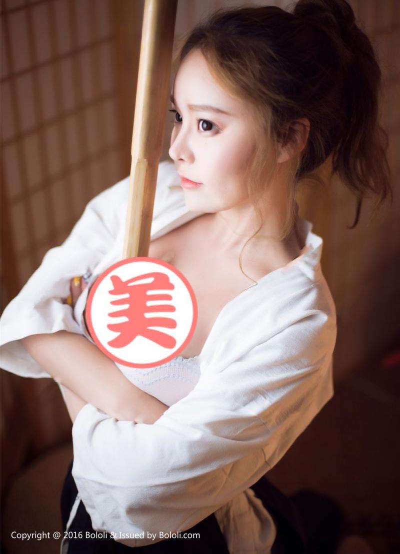 日系劍道服少女「柳侑綺」邀你喝茶，渾圓雪白的半露曲線，看來喝的是奶茶！