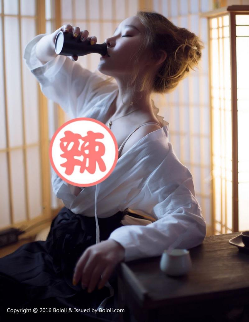 日系劍道服少女「柳侑綺」邀你喝茶，渾圓雪白的半露曲線，看來喝的是奶茶！