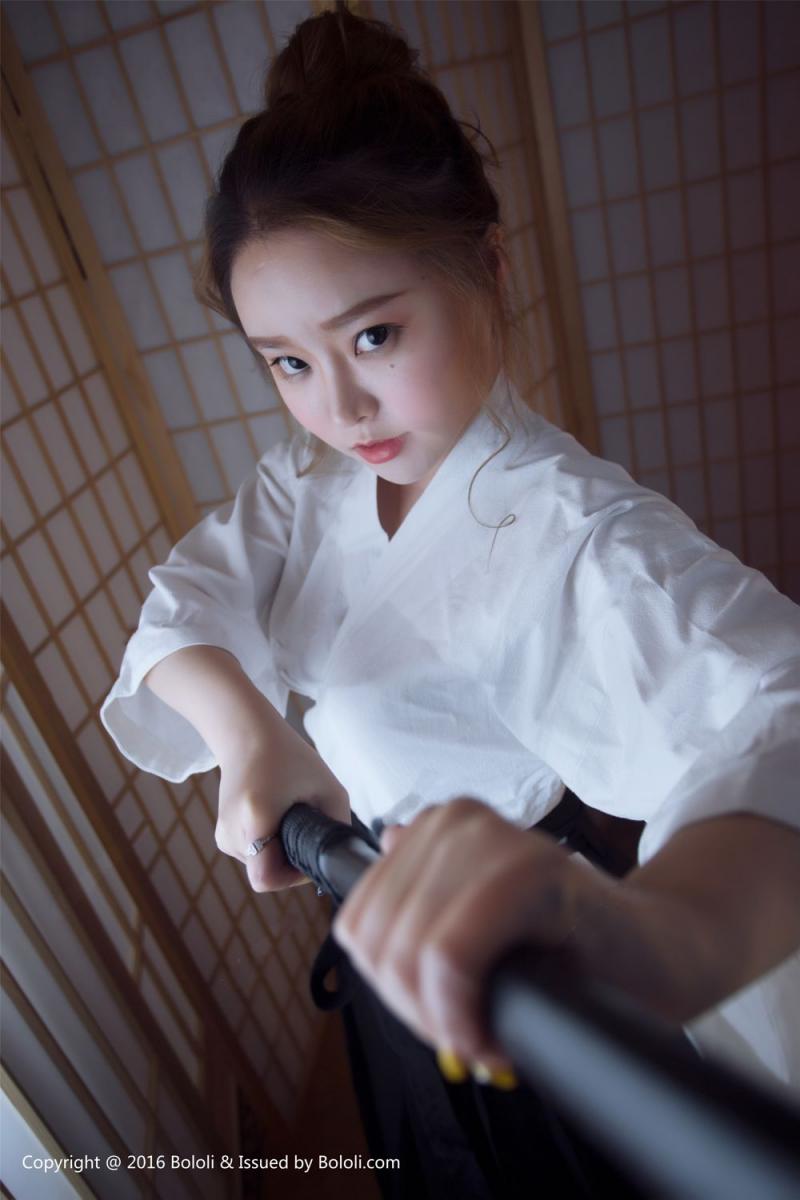 日系劍道服少女「柳侑綺」邀你喝茶，渾圓雪白的半露曲線，看來喝的是奶茶！