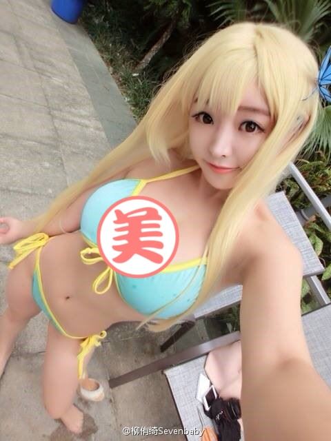日系劍道服少女「柳侑綺」邀你喝茶，渾圓雪白的半露曲線，看來喝的是奶茶！