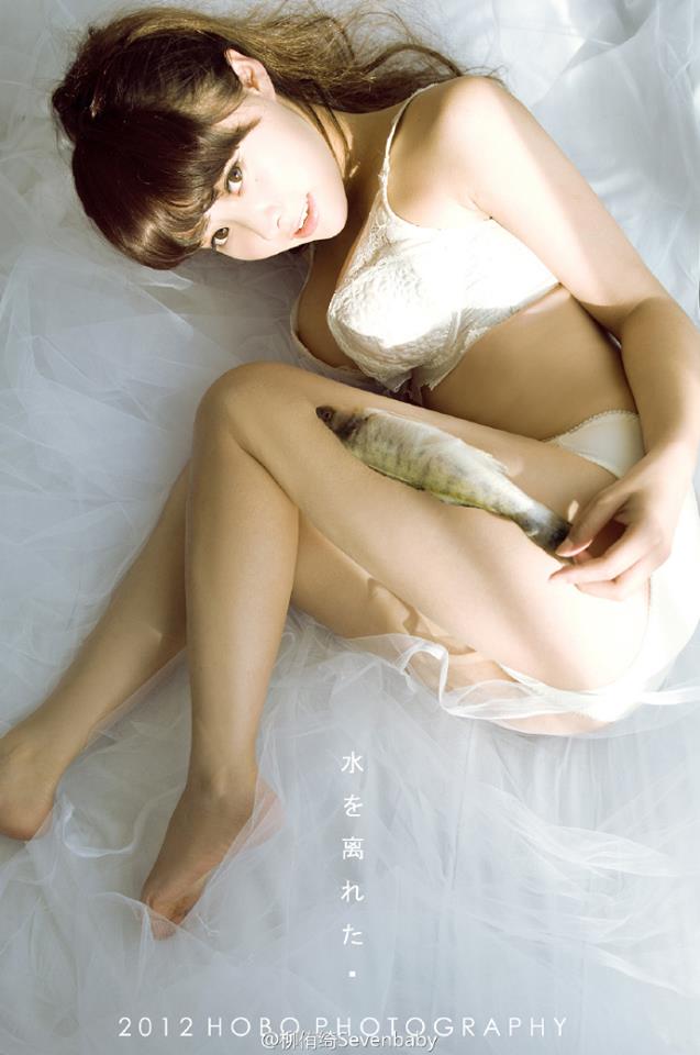 日系劍道服少女「柳侑綺」邀你喝茶，渾圓雪白的半露曲線，看來喝的是奶茶！