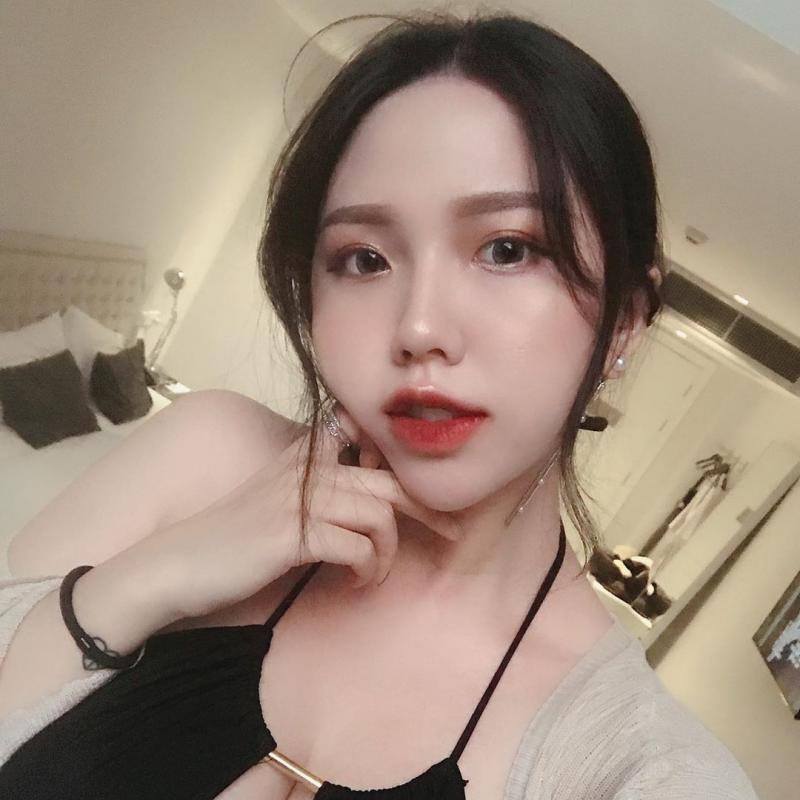 正妹美甲師「奈奈」誘人美體又更性感了，高顏值配上火辣身材真的讓人無法招架！
