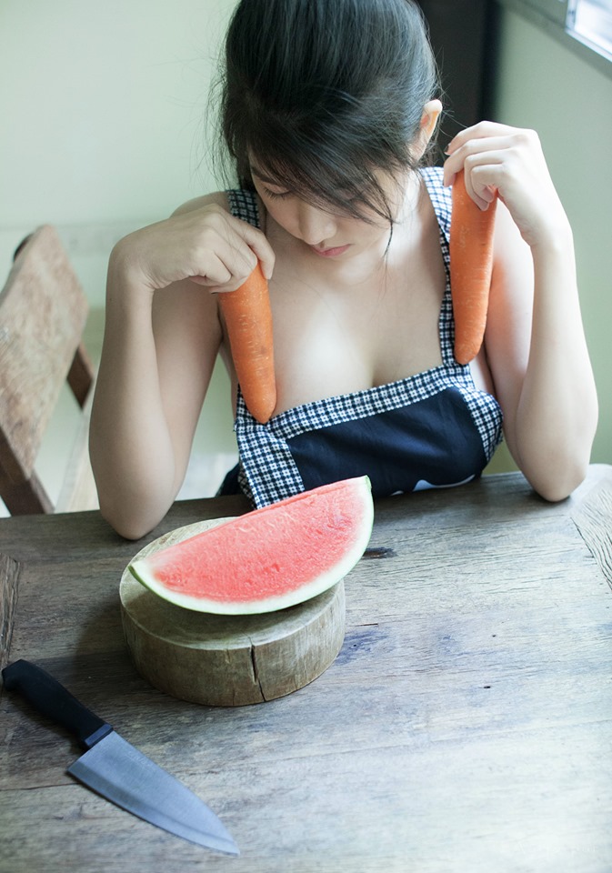 吃紅蘿蔔囉！火辣小廚娘「Arisa」大秀性感才藝，各種誘人吃法讓粉絲也想把她吃掉！