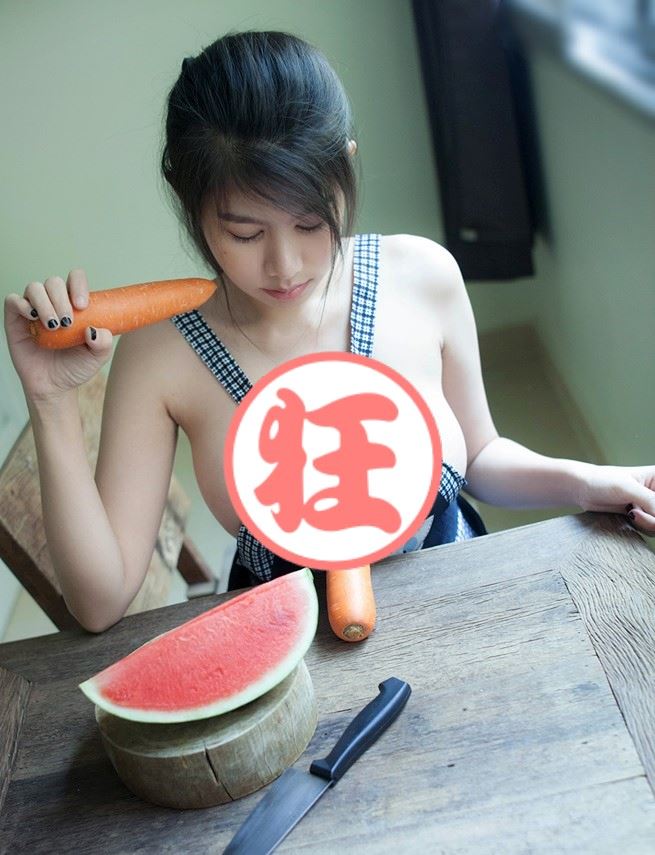 吃紅蘿蔔囉！火辣小廚娘「Arisa」大秀性感才藝，各種誘人吃法讓粉絲也想把她吃掉！