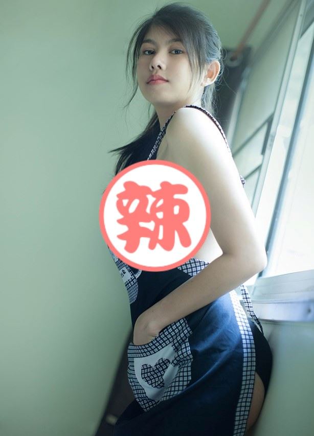 吃紅蘿蔔囉！火辣小廚娘「Arisa」大秀性感才藝，各種誘人吃法讓粉絲也想把她吃掉！